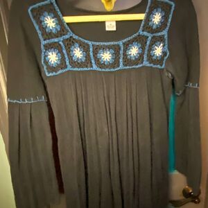 RXB cotton sweater/ tunic top with pleated bell sleeves, crochet flowers med